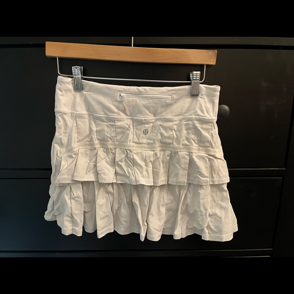 Lululemon Ruffled Tennis skirt in White (size 4Tall)